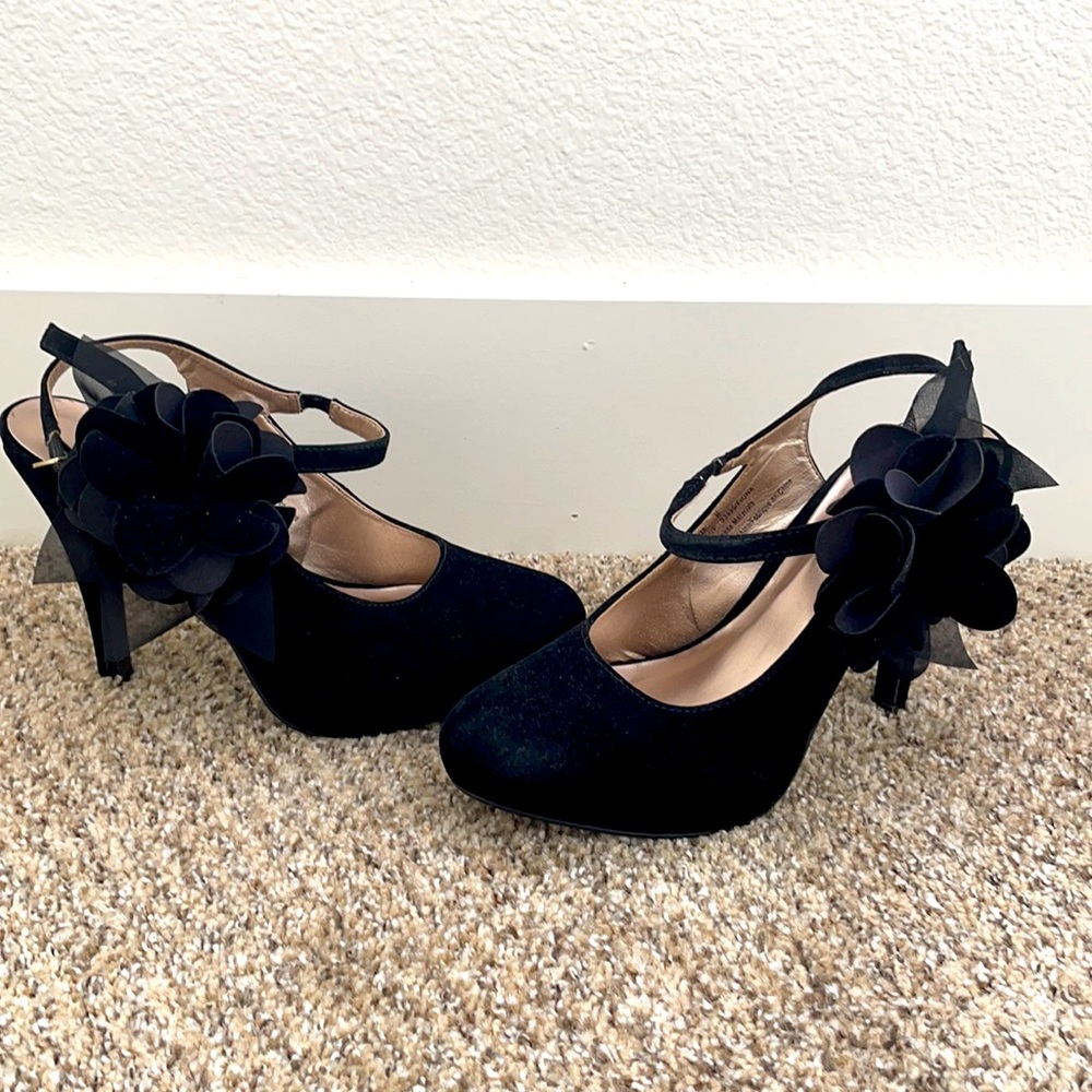 Black suede heels with flower